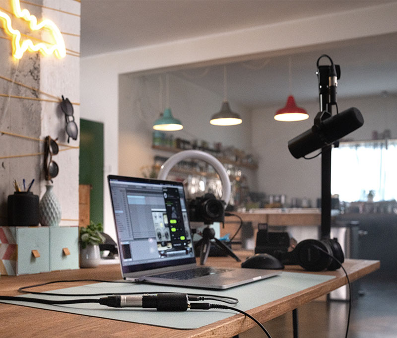 Giao diện âm thanh Shure MVX2U kết nối micro podcast Shure SM7B với máy tính
