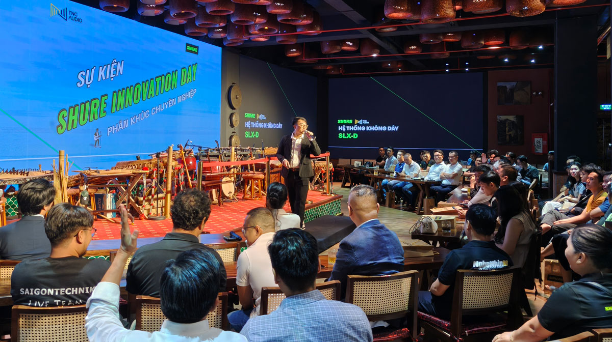 Khán giả giơ tay trả lời tại sự kiện Shure Innovation Day