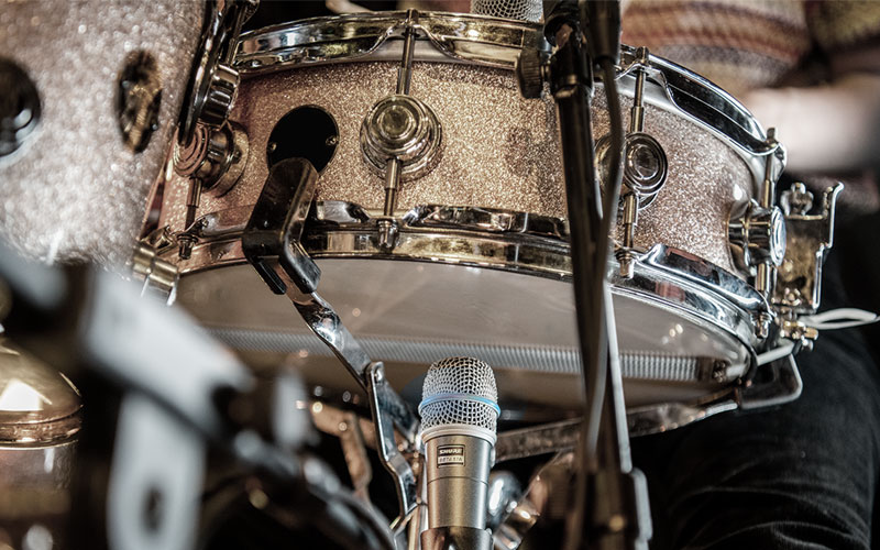Micro dynamic cho nhạc cụ Shure Beta 57A thu âm phía dưới trống snare