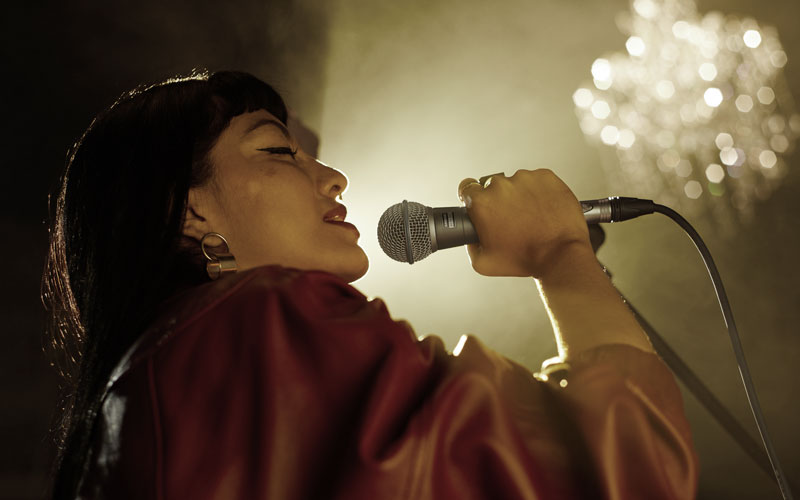 Ca sĩ hát với micro Shure Beta 58A