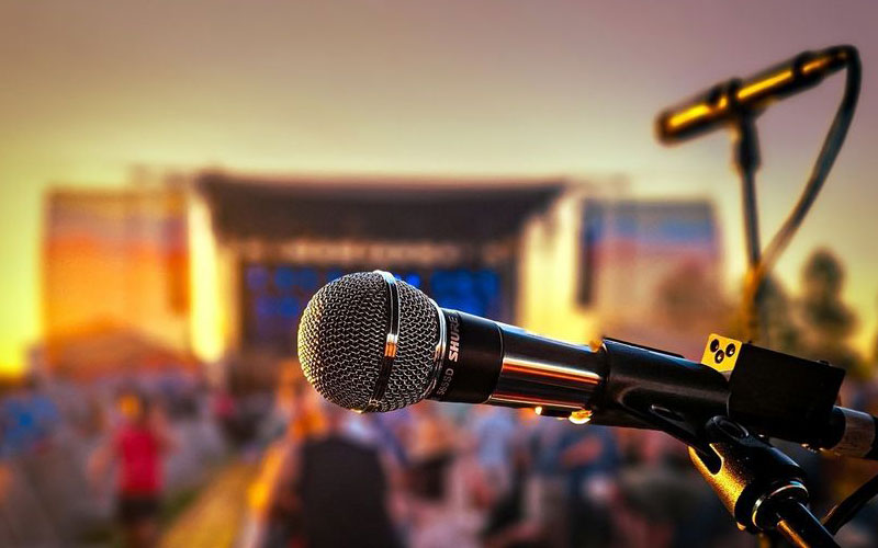 Micro cho ca sĩ Shure 565SD trên sân khấu Woodstock