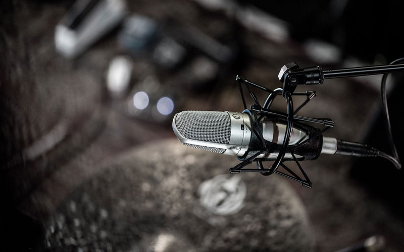 Micro condenser Shure KSM32 thu âm trống overhead