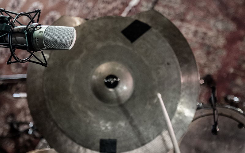 Micro condenser Shure KSM32 thu âm hi-hat