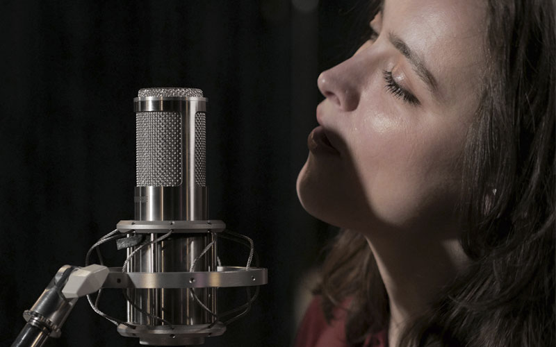 Micro ribbon Shure KSM353/ED thu âm ca sĩ hát