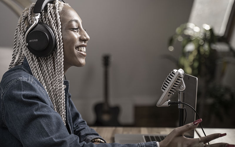 Nhà sáng tạo nội dung thu âm podcast với micro Shure MV51