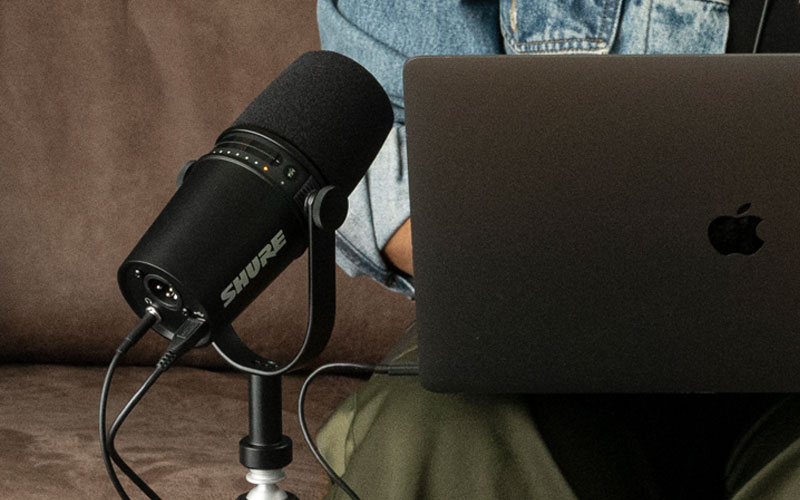 Nhà sáng tạo nội dung thu âm với micro podcast Shure MV7