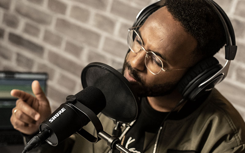 Podcaster thu âm bằng micro dynamic Shure MV7X