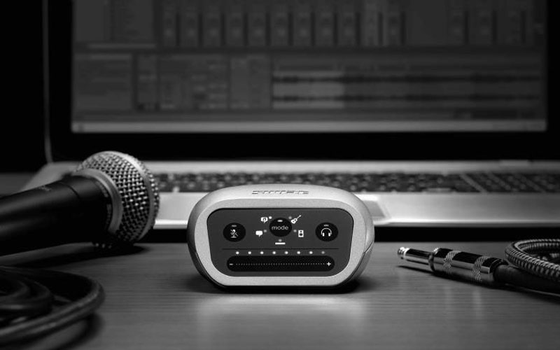 Giao diện âm thanh Shure MVi và micro dynamic Shure SM58