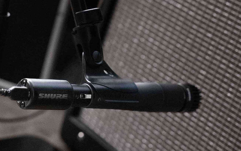 Audio interface Shure MVX2U kết nối với micro nhạc cụ Shure SM57 để thu âm ampli guitar