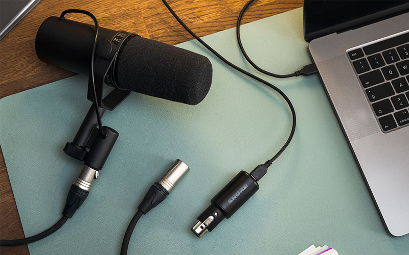 micro podcast Shure SM7B và giao diện âm thanh Shure MVX2U kết nối với laptop