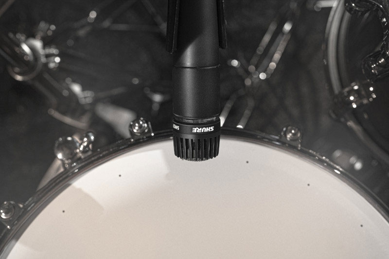 Micro SM57 đặt phía trên trống snare để thu âm