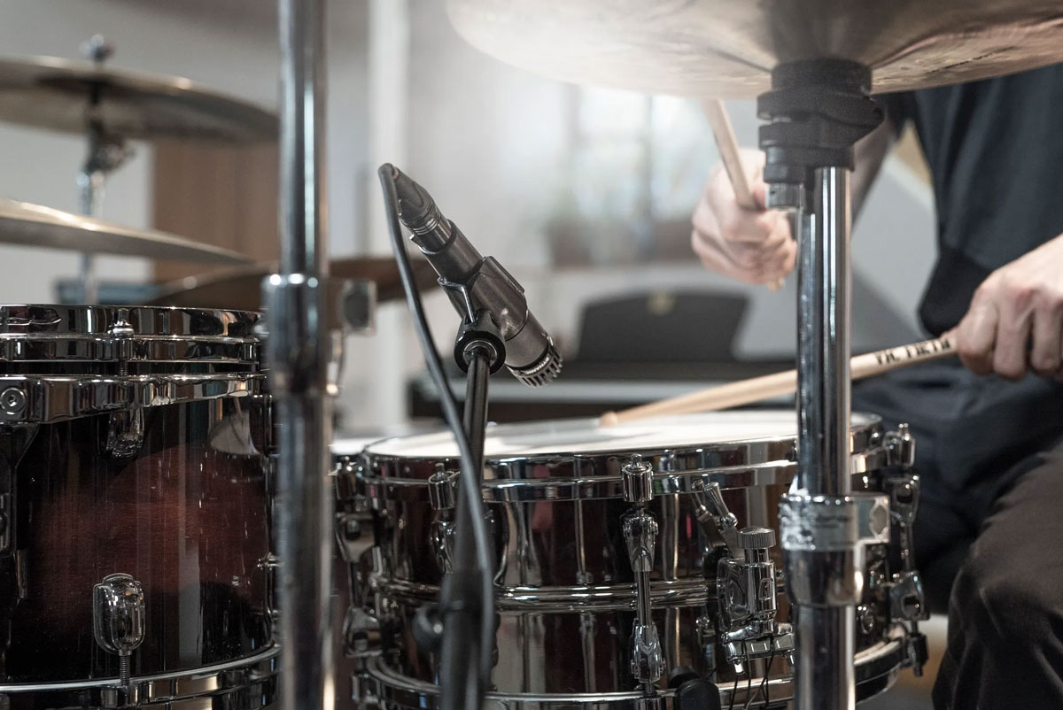 Thu âm trống snare với micro nhạc cụ Shure SM57