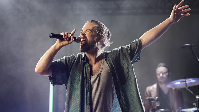 Nam ca sĩ hát bằng micro không dây Shure BLX SM58