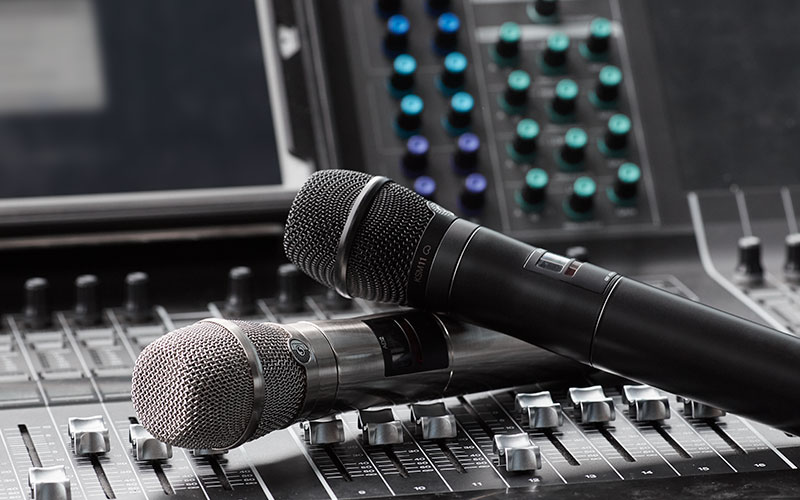 Micro cầm tay không dây Shure ADX2/KSM11 màu đen và nikel