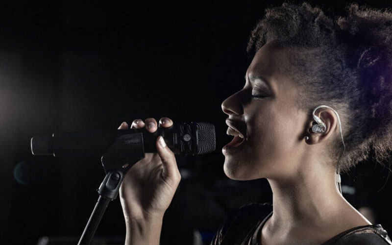 ca sĩ biểu diễn với micro cầm tay không dây shure adx2/ksm8