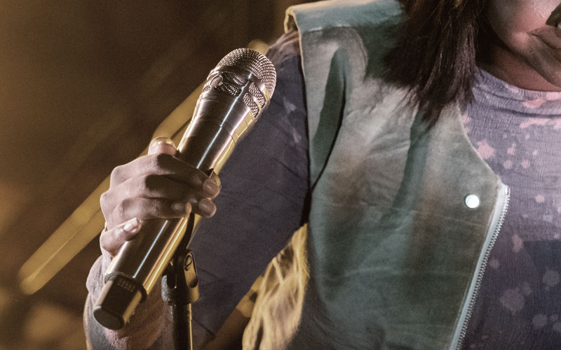 ca sĩ biểu diễn với micro cầm tay không dây shure adx2/ksm8 nikel