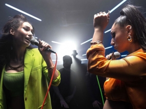 Micro nào vừa karaoke vừa hát biểu diễn hay?